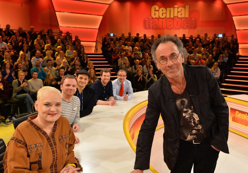 Mit der Comedy-Rateshow "Genial daneben" (2003 bis 2011, 2017 bis 2021) erfand und moderierte Balder noch mal ein brillantes Stück Fernsehen. Der 72-Jährige steht mit Hella von Sinnen (links) wieder öfter vor der Kamera - und manchmal auch hinterm Tresen. Er ist seit 2010 Teilhaber einer Kneipe am Hamburger Millerntor. (Bild: SAT.1 / Willi Weber)