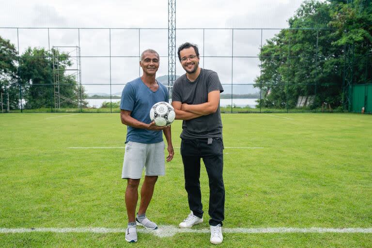 Romario, con la pelota y una sonrisa, junto al director Bruno Maia, en un instante de distensión en medio de las grabaciones de la serie, en Río de Janeiro.