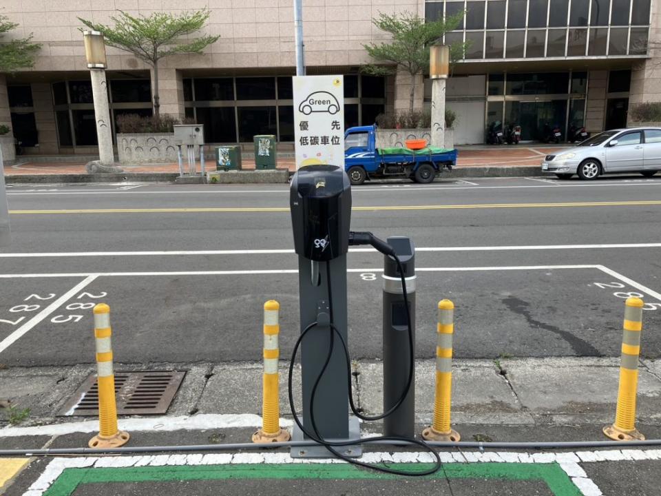 員林市公所為方便電動小客車充電，六月一日起啟用三座充電樁。(記者吳東興攝)