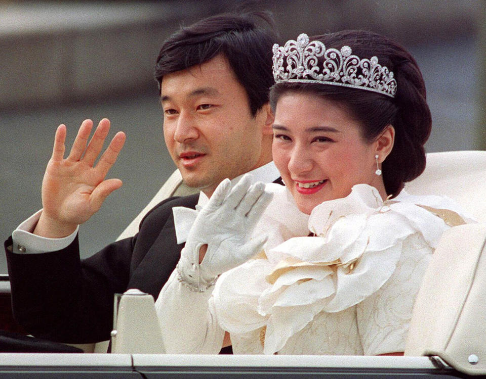 1993 el Principe Naruhito (izq) y la princesa Masako (der) saludando en la ceremonia de su boda en Tokio.   AFP PHOTO/JIJI PRESS/FILES  (Photo credit should read AFP/AFP via Getty Images)