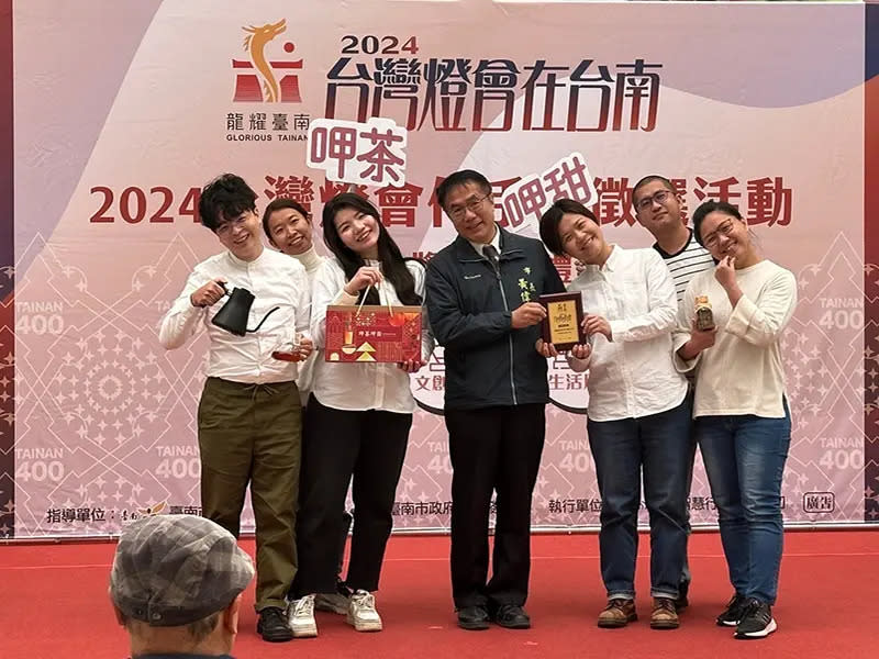 ▲為迎接2024台灣燈會在台南，台南市政府選出30件指定伴手禮，由市長黃偉哲親自頒獎予得獎廠商（圖／記者張振興攝，2024,01,23）