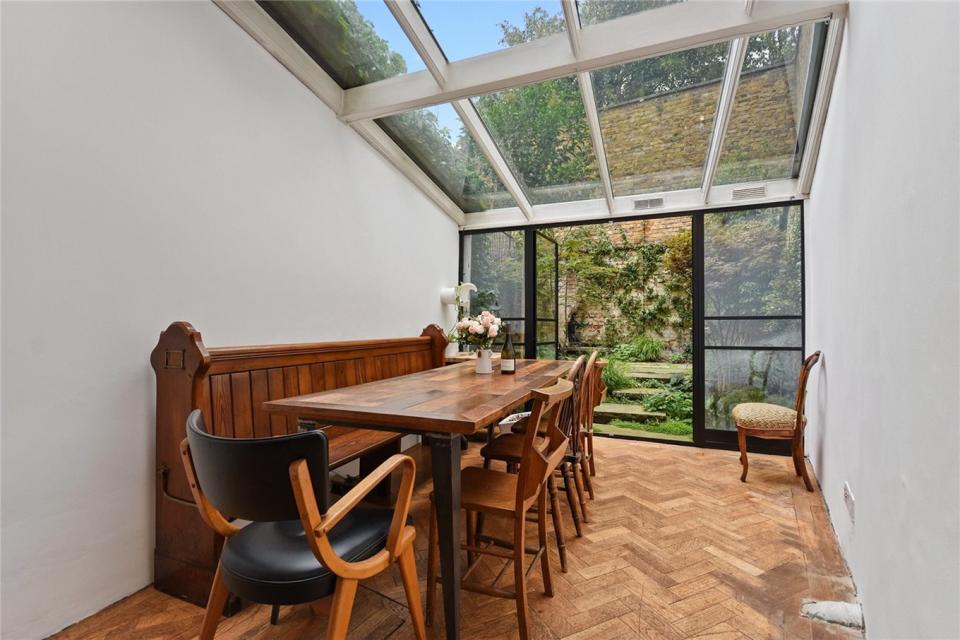 También en el sótano junto a la cocina, está el comedor. (Foto: <a href="http://www.winkworth.co.uk/properties/sales/goldhawk-road-shepherds-bush-w12/SHE121014" rel="nofollow noopener" target="_blank" data-ylk="slk:Winkworth;elm:context_link;itc:0;sec:content-canvas" class="link ">Winkworth</a>).