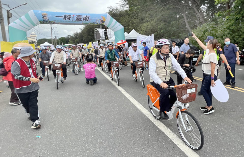 市長黃偉哲騎乘YouBike公共自行車，與車友享受在海岸漫遊的騎乘樂趣。（記者陳治交攝）