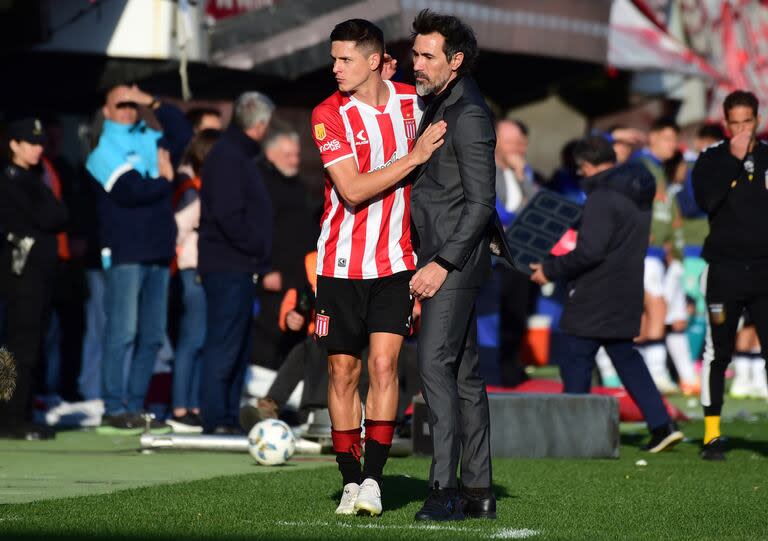 Guido Carrillo, autor de dos goles para el triunfo de Estudiantes por 4-1 ante Gimnasia y Esgrima, por el clásico platense, celebra con Eduardo Domínguez, el DT que acertó con los cambios