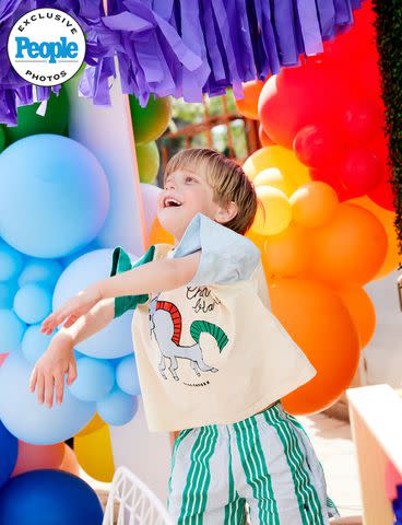 <p>Nicole Hill Gerulat/@NicoleGerulat</p> Hart enjoying his balloons