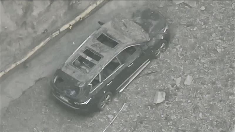 1輛汽車在台八線中橫公路靳珩隧道附近被落石砸的幾乎全毀。（圖／新北市搜救協會提供）