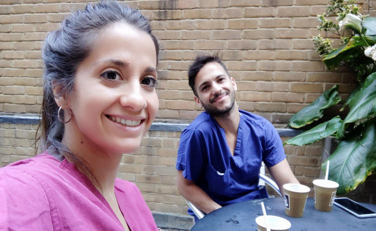 Belen Montoro y otro enfermero español, Jesús Repiso, durante un momento de descanso en verano en el patio del hospital donde trabajan en Londres