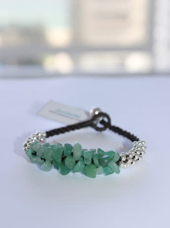 Brazalete con piedras – Foto: jewelerina.com