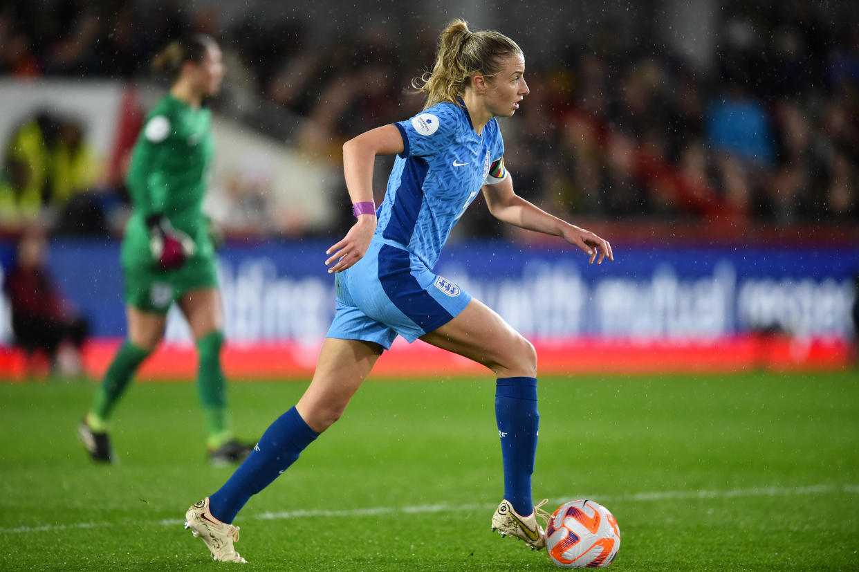 La défenseure Leah Williamson de l’équipe anglaise ne sera pas présente au Mondial car elle se remet d’une rupture d’un ligament croisé .