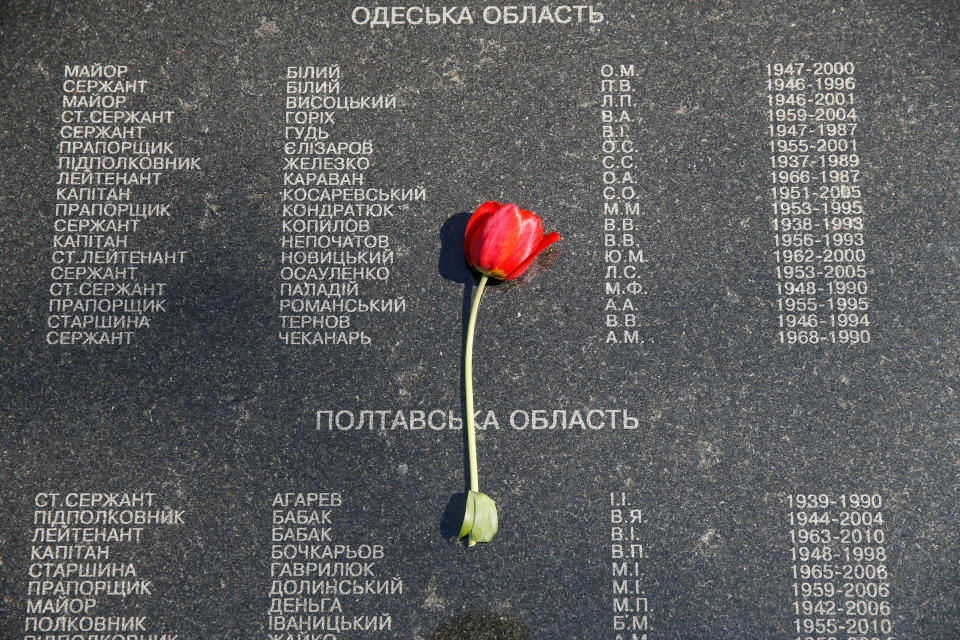 <p>A flower is placed at the memorial during a commemoration ceremony to honour victims of the accident at the Chernobyl nuclear power plant in 1986 in Kiev, Ukraine, April 26, 2018. (Photo: Valentyn Ogirenko/Reuters) </p>