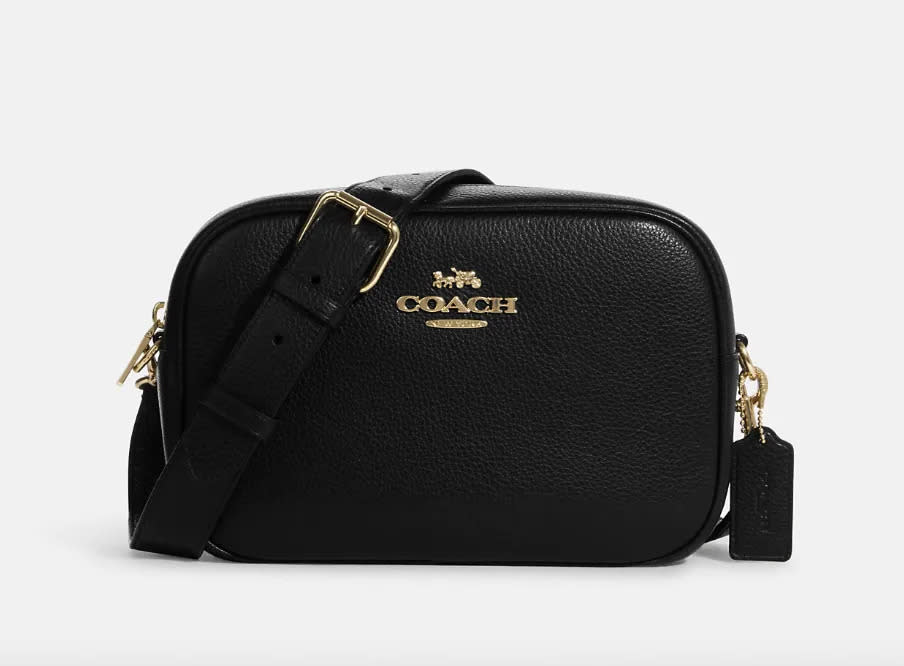 Este emblemático bolso de mano de Coach Outlet tiene un descuento de 179 dólares esta semana