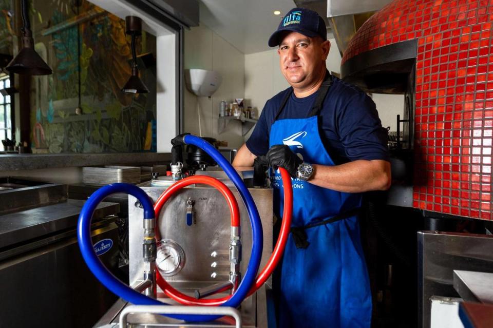 El técnico de servicio de Filta Richard Erin, de 42 años, junto a la unidad móvil de filtración en la Cervecería La Tropical, en el vecindario de Wynwood de Miami, el miércoles 24 de mayo de 2023.