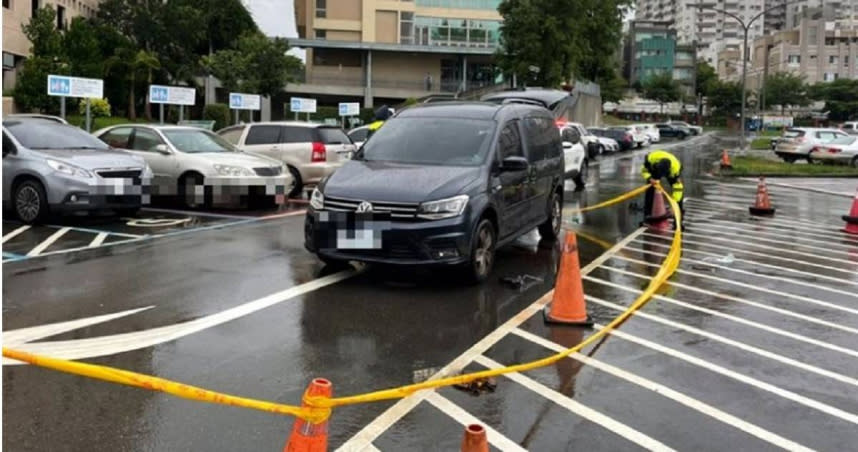 台中榮總停車場下午發生死亡車禍，1名到醫院看診的男子被壓在車底，救出送醫後仍不治。（圖／翻攝畫面）