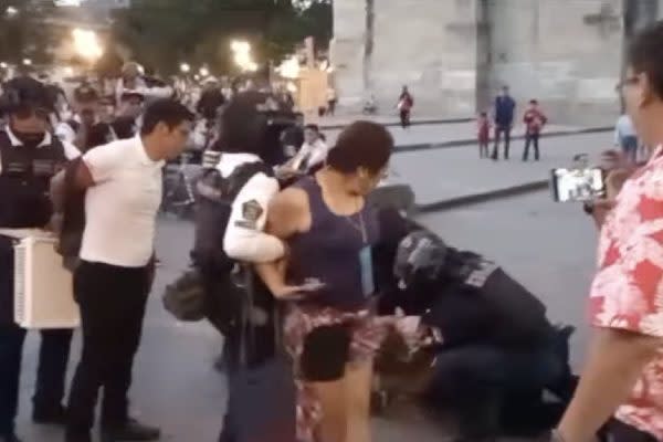 Activistas detenidos por policías durante marcha contra la gentrificación en Oaxaca.