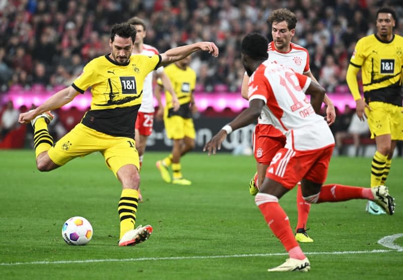 Dortmund's Mats Hummels (L) and Bayern's Alphonso Davies in action during German Bundesliga soccer match between Bayern Munich and Borussia Dortmund at the Allianz Arena. Sven Hoppe/dpa