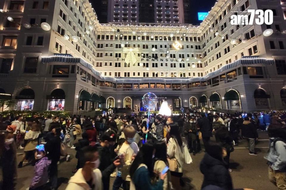 本港新型肺炎疫情持續。昨晚平安夜不少市民出外歡度佳節和感受氣氛。(資料圖片／林俊源攝)