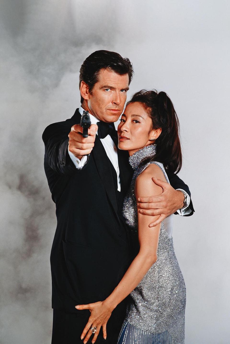 楊紫瓊（右）曾和皮爾斯布洛斯南（左）在《007：明日帝國》互相較勁，非一般龐德女郎令世人驚豔。（翻攝自IMDB）