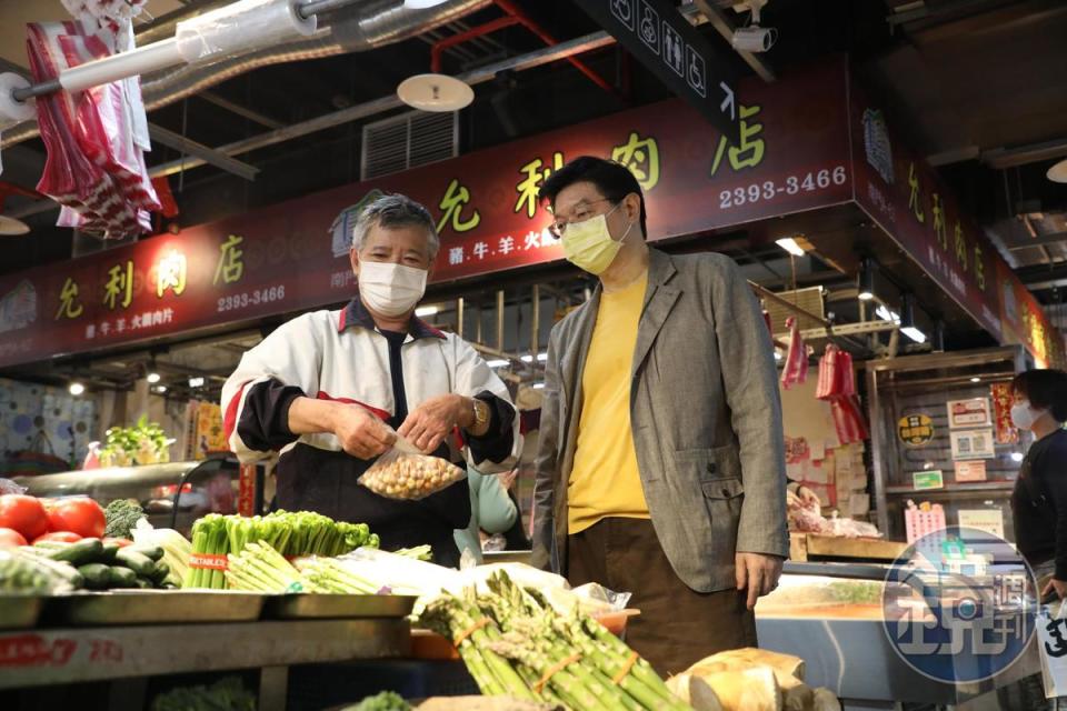 《鏡週刊》社長裴偉（右）吃遍四方好菜，也學遍各方料理，應用在自己週末家庭日的餐桌上，現在也公開他的廚房筆記。（何宗昇攝）