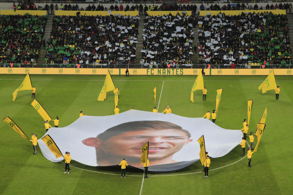 Un lienso con la imagen del argentino Emiliano Sala fue mostrado en el Estadio La Beaujoire antes del juego ante el Burdeos a un año de su muerte en un accidente de avión el domingo 26 de enero del 2020. (AP Photo/Michel Euler)