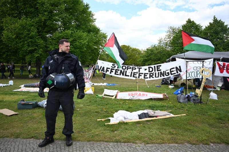 A police officer stands in front of the pro-Palestinian protest camp outside the German Bundestag. Sebastian Gollnow/dpa