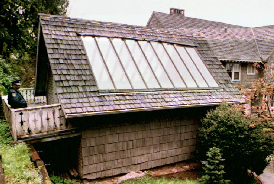 A police officer stands guard at Kurt Cobain’s garage-greenhouse near Seattle, where his body was found, on April 8,1994. (Photo: Therese Frare/AFP/GettyImages)