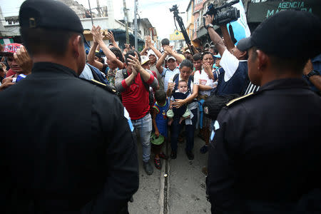 Honduran migrants, part of a caravan trying to reach the U.S., gather near the border with Mexico, in Tecun Uman, Guatemala October 19, 2018. REUTERS/Edgard Garrido