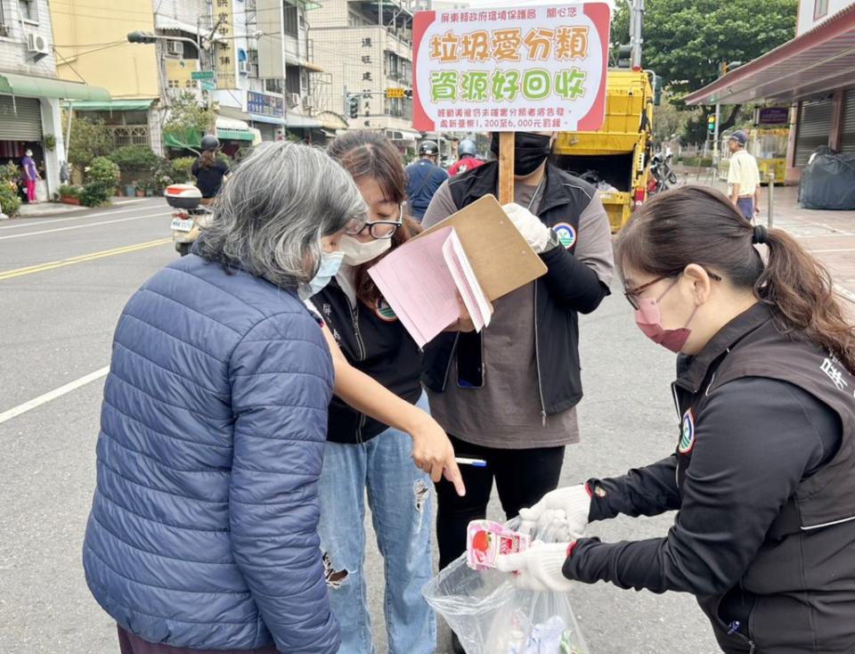 屏縣環保局清運垃圾「破袋檢查」，發現民眾垃圾未分類，屢勸不聽者將開罰。（記者毛莉攝）