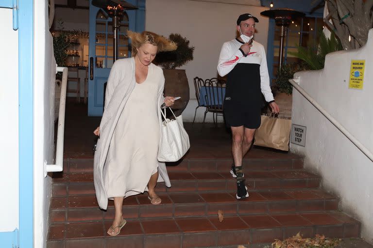 Pamela Anderson se juntó con un amigo para cenar en Malibu