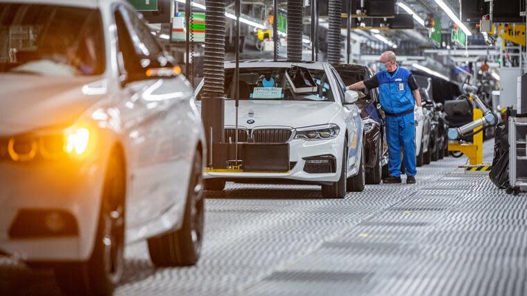 BMW-Autos laufen von den Fertigungsbändern im Werk Dingolfing. Foto: BMW AG/dpa Foto: dpa