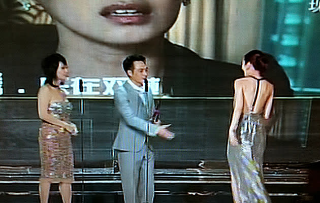 Joanne Peh goes up to collect her Best Actress Award (Youtube screengrab)