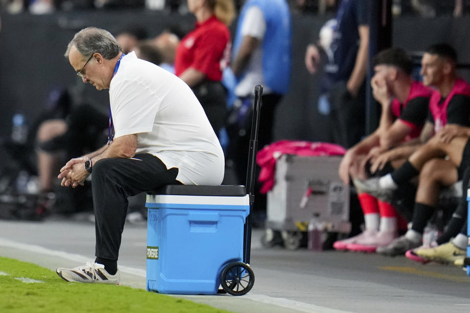 El técnico de Uruguay Marcelo Bielsa durante el partido contra Brasil en los cuartos de final de la Copa América, el sábado 6 de julio de 2024, en Las Vegas. (AP Foto/Julio Cortez)