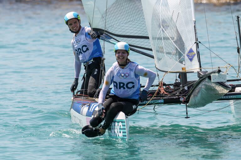 Mateo Majdalani y Eugenia Bosco llegando a la orilla después de ganar la medalla plateada olímpica en las aguas de Marsella