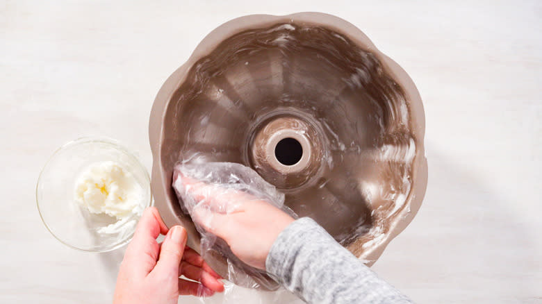 Greasing bundt with shortening