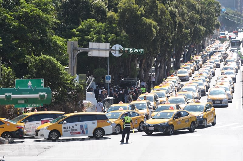 計程車反對Uber非法營業藉故延長效期，11日號召計程車司機自發性前往行政院周邊道路慢行，計程車形成長條車龍。（中央社）