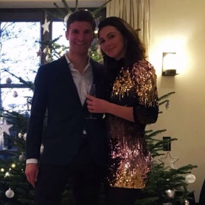 <p>Ganz klassisch mit seiner Frau unterm Weihnachtsbaum zeigte sich Nationalspieler Thomas Müller auf Instagram, um seinen Fans ein frohes Fest zu wünschen.<br>(Foto: Instagram/Thomas Müller) </p>