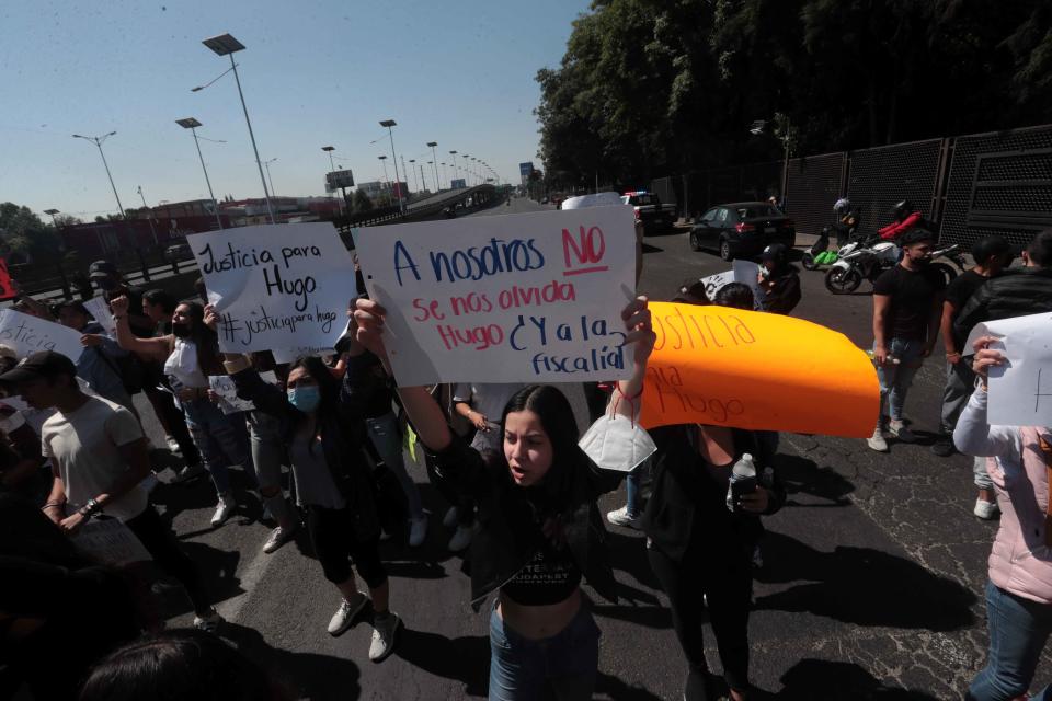 NAUCALPAN, Edomex.- 5 de abril de 2022.- Jóvenes y padres de familia bloquearon el Periférico, a la altura de la colonia Bulevares frente al parque Naucalli, para exigir justicia por el asesinato de Hugo Carbajal asesinado el pasado sábado en una fiesta y aseguran que hasta ahora la fiscalía mexiquense no ha entregado ningún avance en el caso. Foto: Agencia EL UNIVERSAL/Ernesto Álvarez/EELG