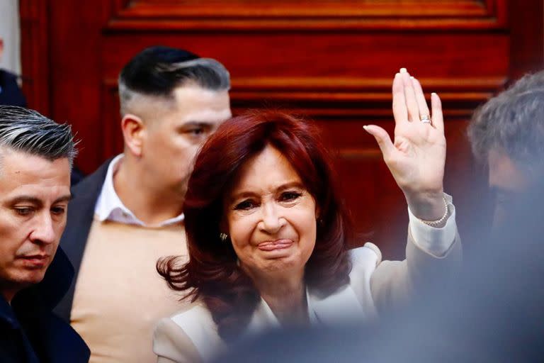 Cristina Fernández de Kirchner sale de su domicilio rumbo al Congreso de la Nación