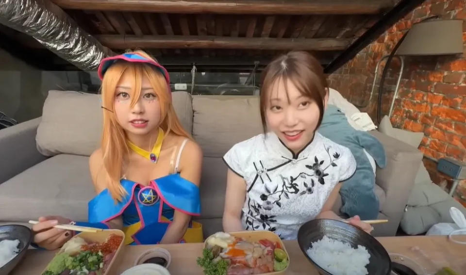 <strong>Twitch實況主「台北建東」找來兩位櫻花妹盲測超哥餐廳的「超甲組海鮮丼飯」。（圖／翻攝自yotube）</strong>