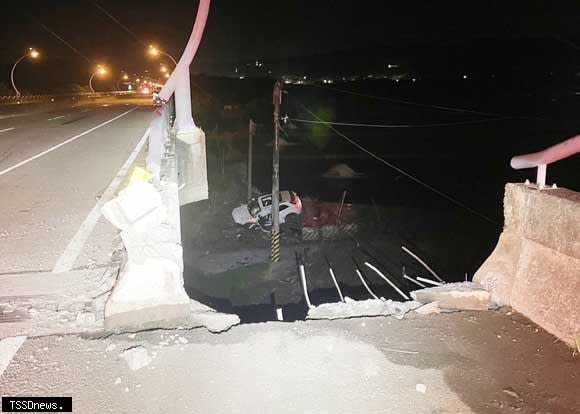 高雄與屏東交通孔道的里嶺大橋，發生自小客車撞破護欄墜橋的死亡車禍。