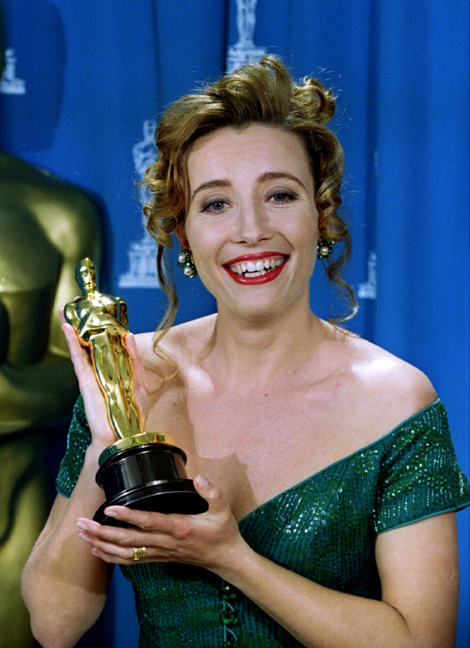 British actress Emma Thompson holds her Oscar March 29 that she won for Best Actress for her role in 