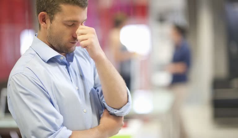 El estrés agrava los síntomas. Por eso es aconsejable practicar actividades que te ayuden a canalizar los nervios. (Foto: Getty)