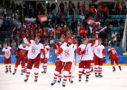 <p>Les athlètes olympiques de Russie saluent la foule après avoir décroché leur billet pour la finale de hockey, sans prendre un seul but contre la République Tchèque. (Crédit : Getty Images) </p>