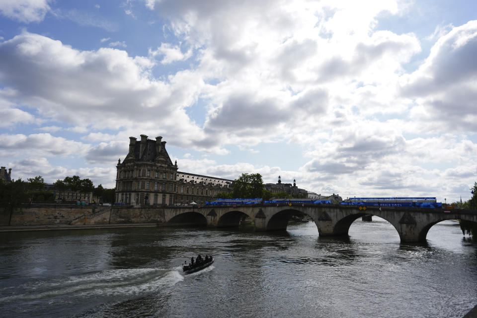 Un escuadrón antibombas navega por el río Sena como parte de los preparativos para la ceremonia de inauguración de los Juegos Olímpicos, el lunes 22 de julio de 2024, en París. (AP Foto/Rebecca Blackwell)