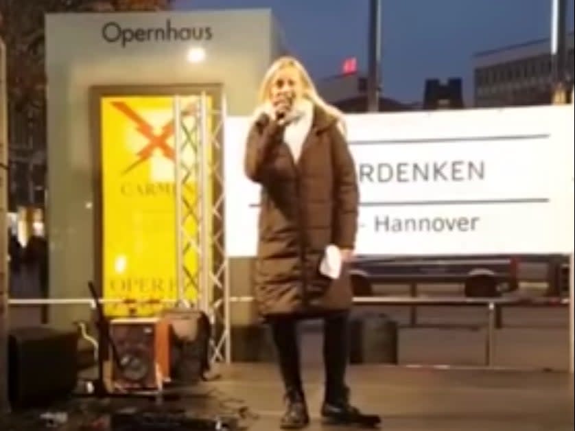 Covid protester speaks during demonstration in Hannover (Youtube)