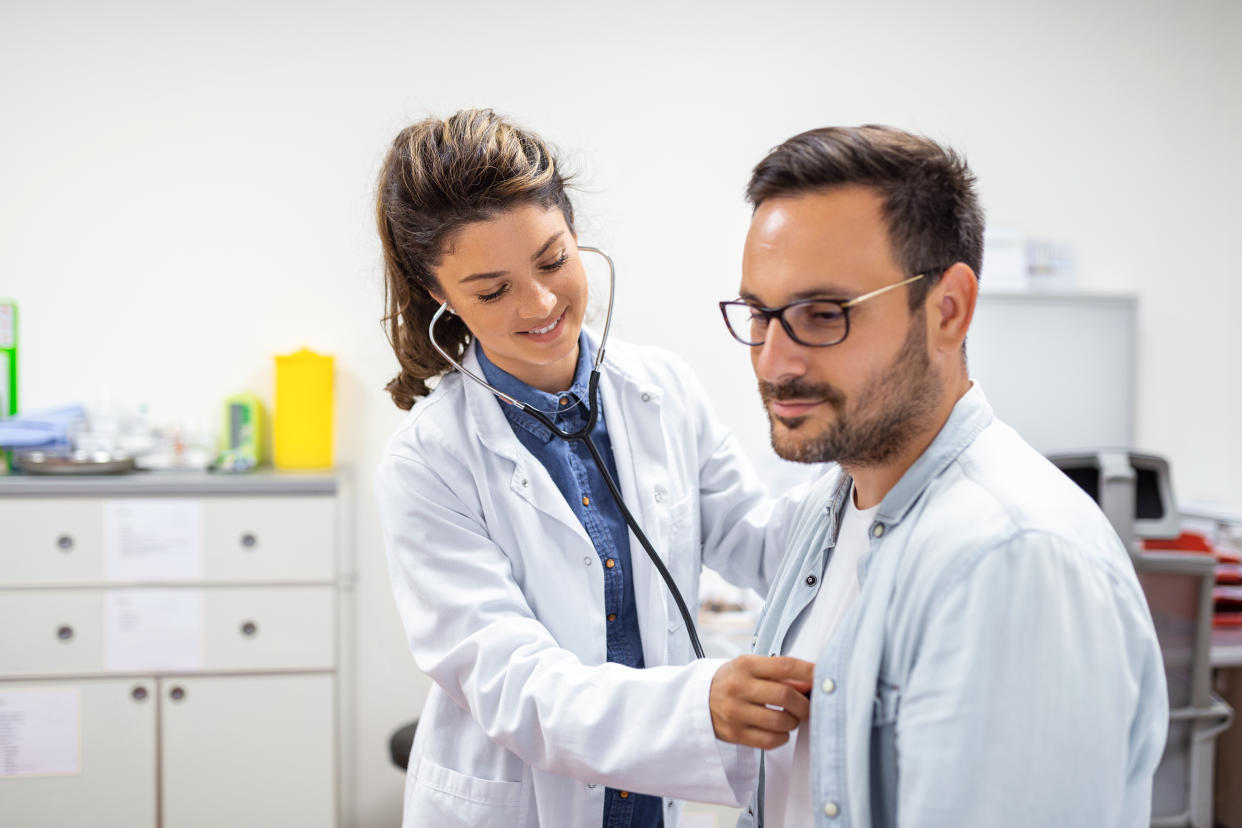 Cada síntoma de ataques cardiacos o de derrames cerebrales pueden variar de persona a persona, y la gravedad puede diferir en cada caso. (Getty Creative)