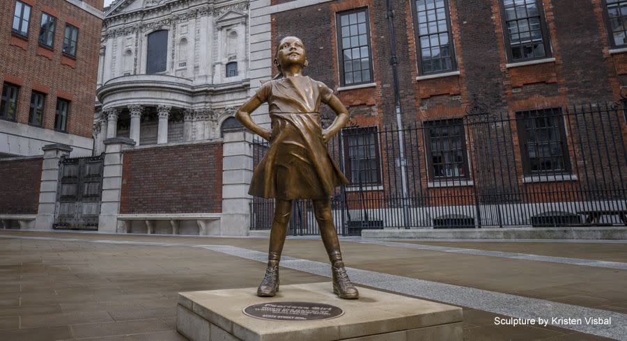 Die Replik der Statue „Fearless Girl“ auf dem Paternoster Square. Foto: State Street Global Advisors