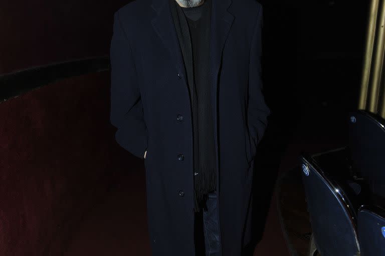 Súper elegante, Jorge Suárez vistió un tapado en azul oscuro con jeans