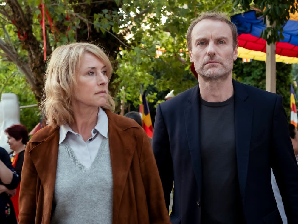 "Tatort: Am Tag der wandernden Seelen": Susanne Bonard (Corinna Harfouch) und Robert Karow (Mark Waschke) beim Fest in der Pagode. (Bild: rbb/PROVOBIS/Gordon Muehle )