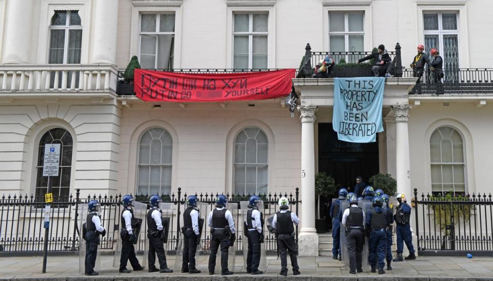 Police officers in riot gear arrive as protesters occupy a building reported to belong to Russian oligarch Oleg Deripsaka in Belgravia (Getty Images)