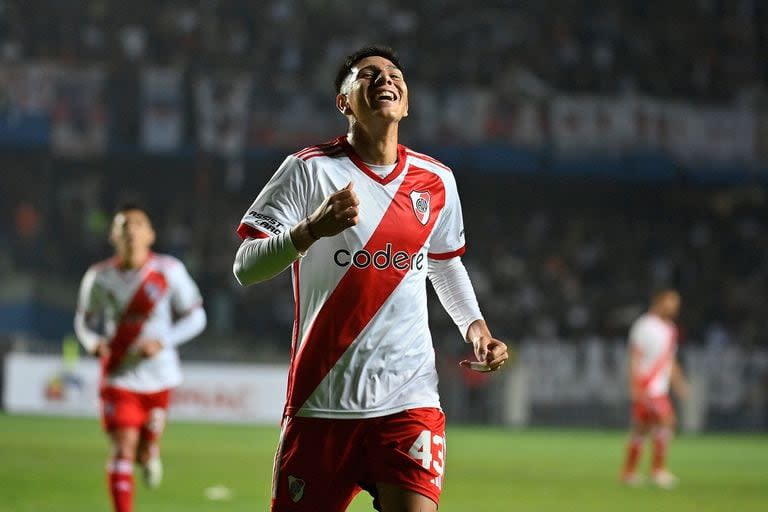 La felicidad del juvenil Leiva tras marcar su primer gol en la primera de River